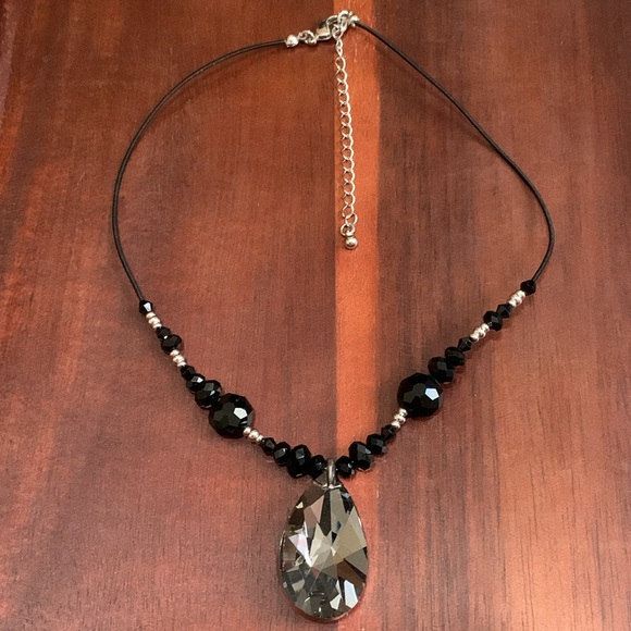 Jewelry - Gold tone and cream colored flower necklace